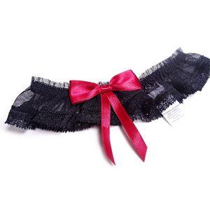 Sexy leg garter in black with red accent Bow down