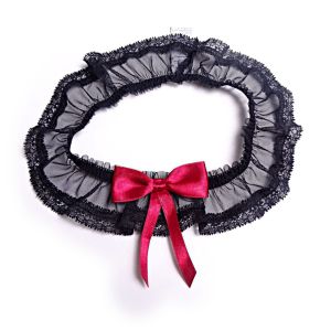 Sexy leg garter in black with red accent Bow down